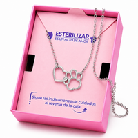 Cadena plateada corazón y huella entrelazado