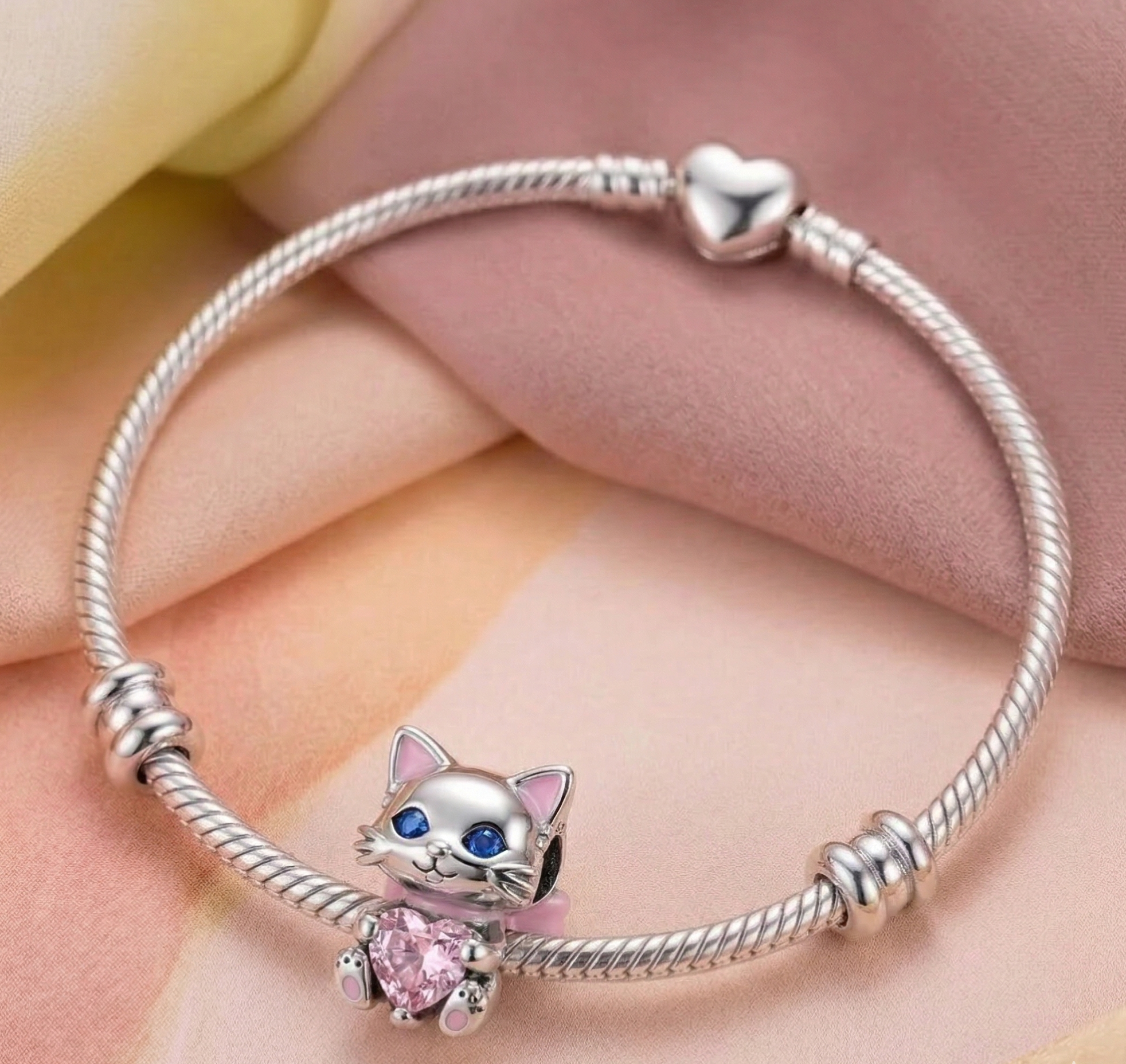 Charm Gato corazon lazo