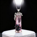 Dije + Cadena Gato sobre cristal rosa