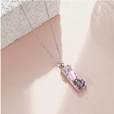 Dije + Cadena Gato sobre cristal rosa
